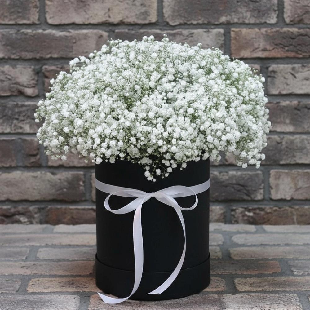 Цветочная композиция из Гипсофила в шляпной коробке в Савинский