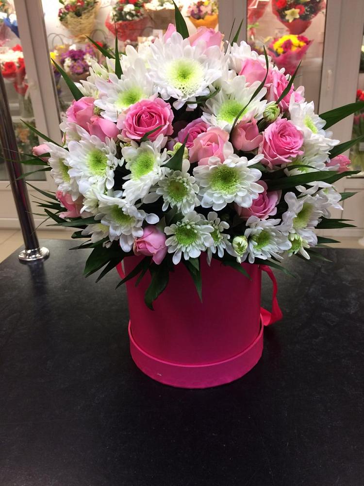 Цветочная композиция из Розы и Хризантемы в шляпной коробке в Савинский