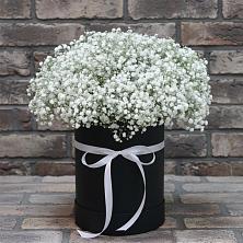 Цветочная композиция из Гипсофила в шляпной коробке в Савинский