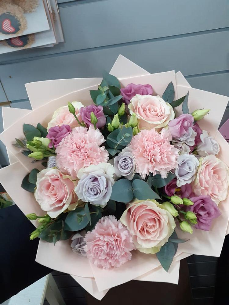 Букет цветов из: Розы, Гвоздики и Лизиантусы в Савинский